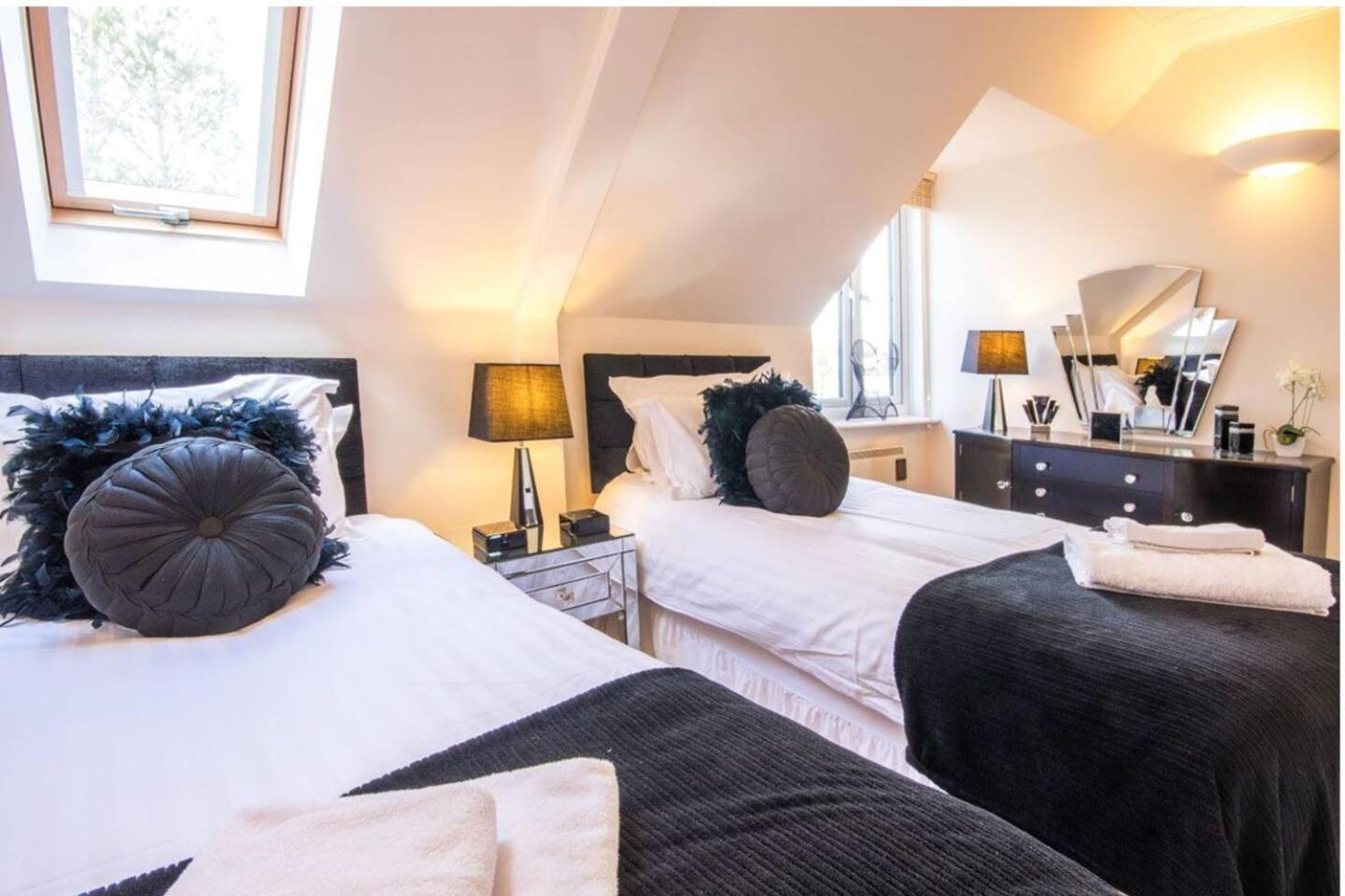 Luxury Kingfisher Lodge, Isis Lake, Within The Cotswold Waterpark Cirencester Extérieur photo