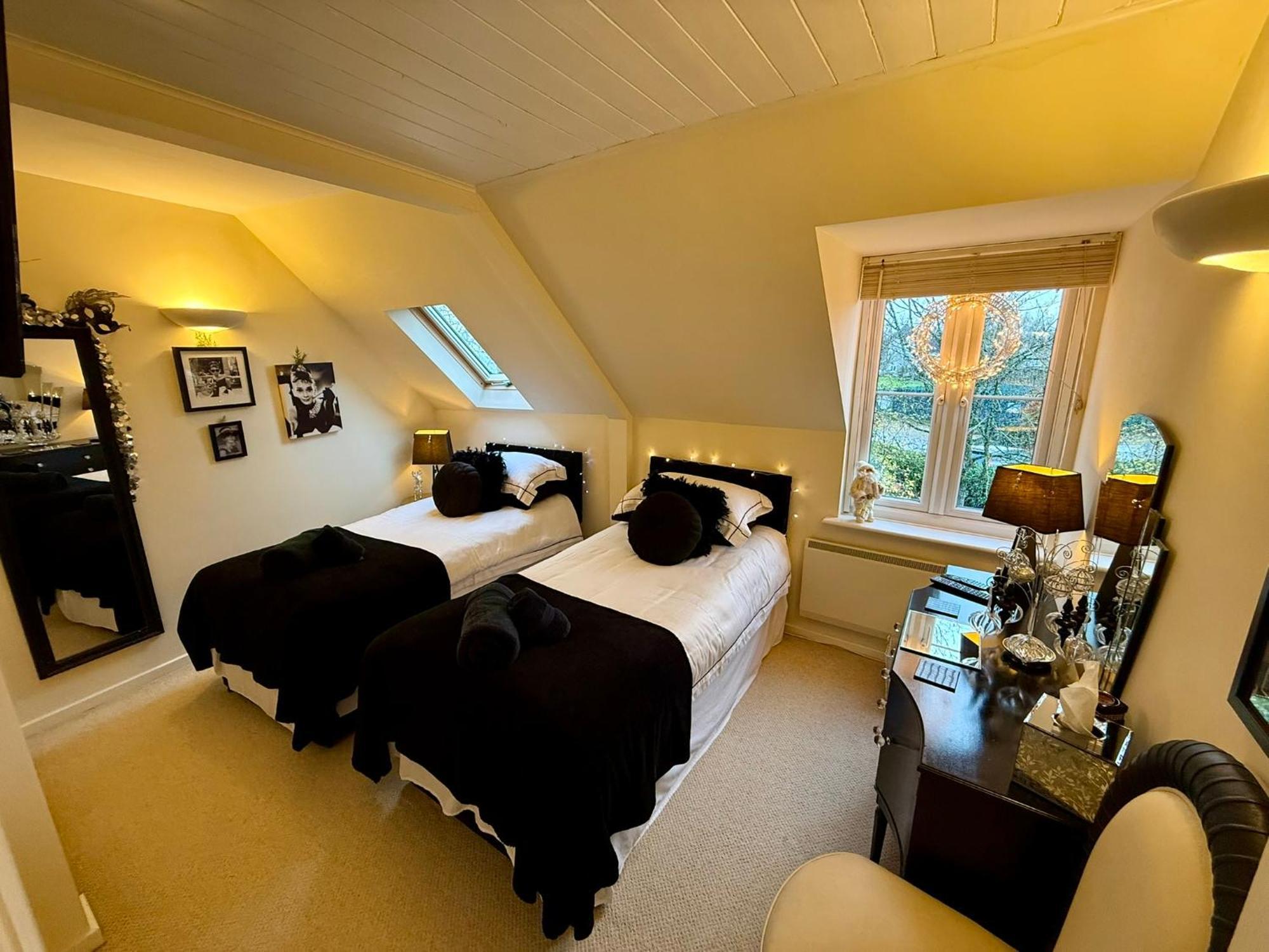 Luxury Kingfisher Lodge, Isis Lake, Within The Cotswold Waterpark Cirencester Extérieur photo