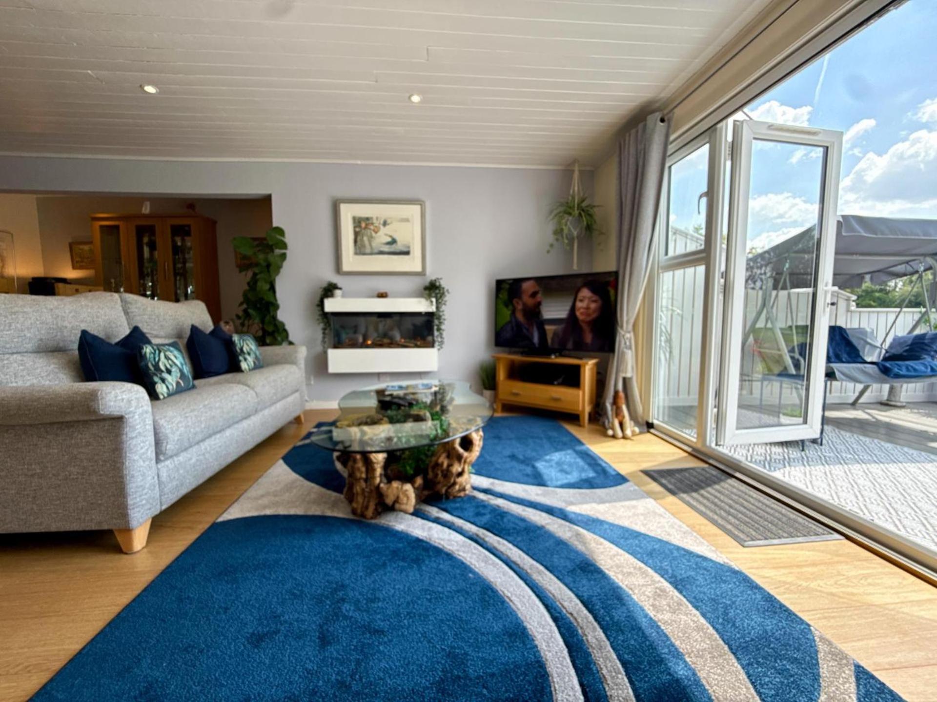 Luxury Kingfisher Lodge, Isis Lake, Within The Cotswold Waterpark Cirencester Extérieur photo