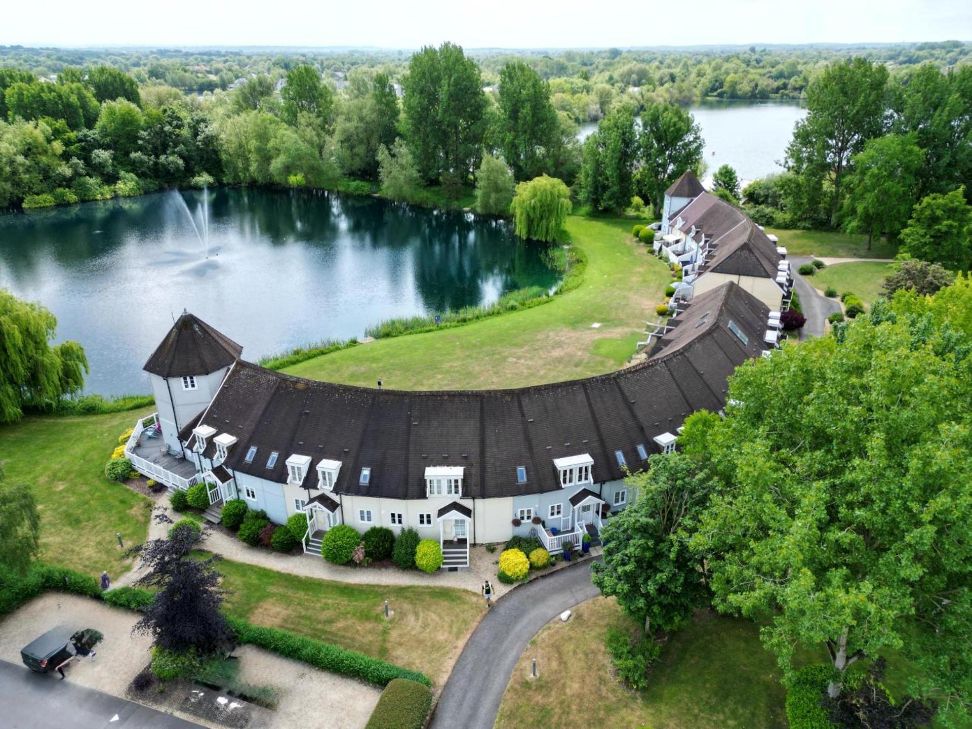 Luxury Kingfisher Lodge, Isis Lake, Within The Cotswold Waterpark Cirencester Extérieur photo