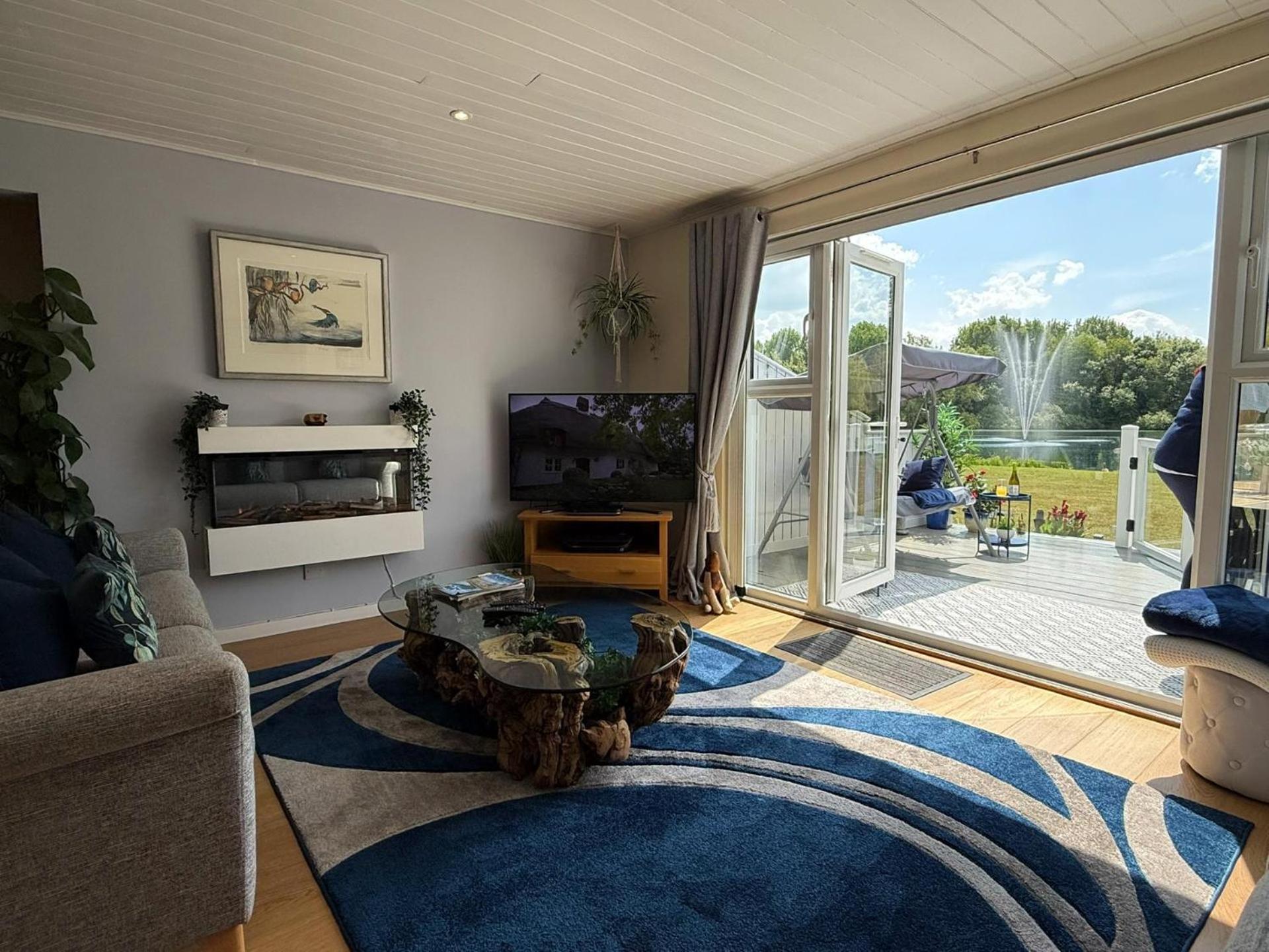 Luxury Kingfisher Lodge, Isis Lake, Within The Cotswold Waterpark Cirencester Extérieur photo